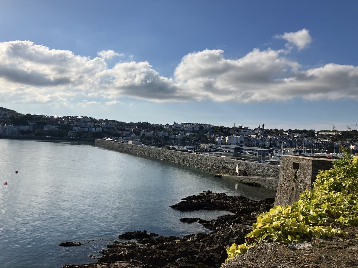 puppybrown's tweet photo. @elizabethalker @BBCRadio3 @DouglasDare @Fat_Out @BBCPhilharmonic Morning Elizabeth &amp; thanks so much for playing Red Arrows. An awesome track &amp; fitting for everyone who saw them at Guernsey Air Show on Thursday. We are here on holiday- highly recommend!! Amanda x #guernsey #redarrows #holiday https://t.co/NwEkGJoy7p