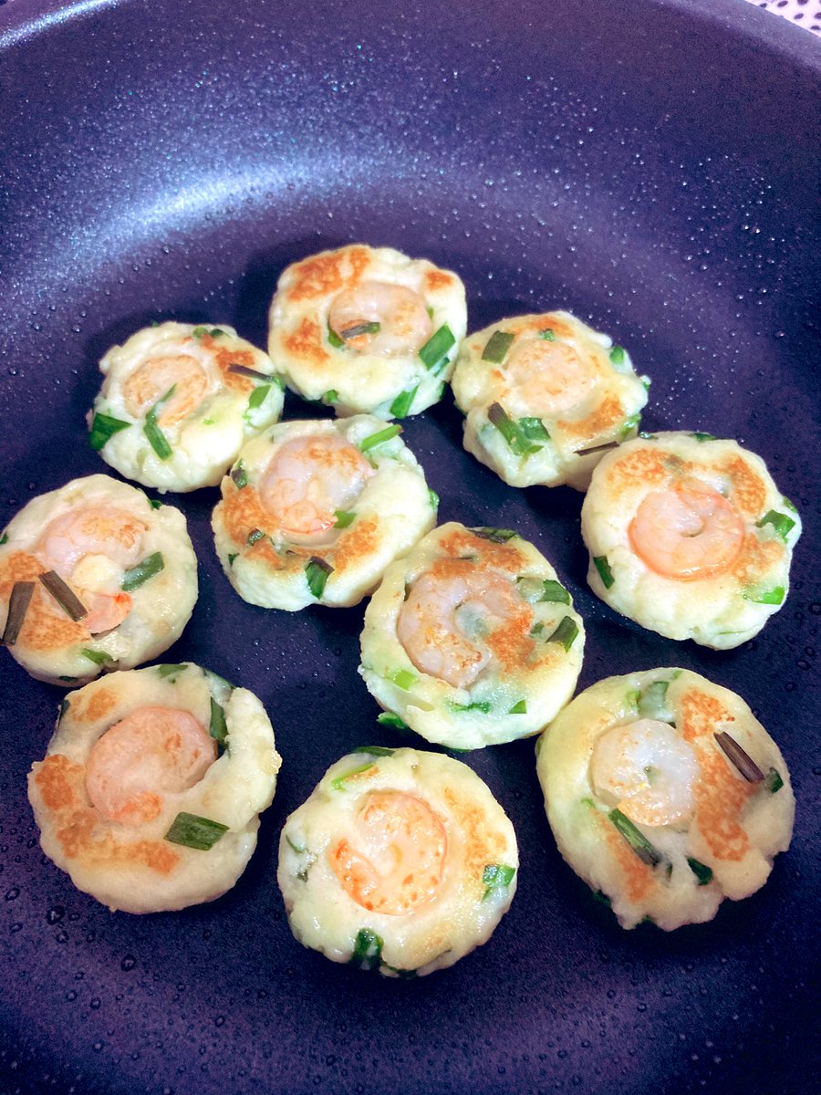 sumire_IRIAM's tweet photo. TLで流れてきたから作ってみた✨
はんぺんとむきえびでヘルシー!
黒狐がネギ苦手だから美紫はニラで代用!
おかずにもお酒のつまみにも良き~めっちゃ美味しかった😋
昨日ダイニングテーブルをリメイクして綺麗になったからテンション上がり気味😊
#はんぺん
#OldeEnglish
#すみれすとらん https://t.co/mFajGZAzqj