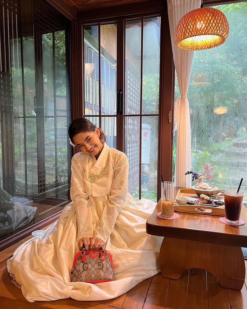 DelhiTimesTweet's tweet photo. .@anushkasen_04 wears an off-white traditional Korean outfit as she visits Jeonju in #Korea 🇰🇷 🫰
#AnushkaSen #SouthKorea #KTO #AsiaLab #Anushka #Hallyu #Kdrama #Hanbok https://t.co/YuJi4iggZ5