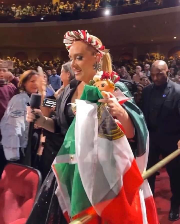 Adele uso vestimenta mexicana está noche en su concierto para festejar la Independencia de México 🇲🇽