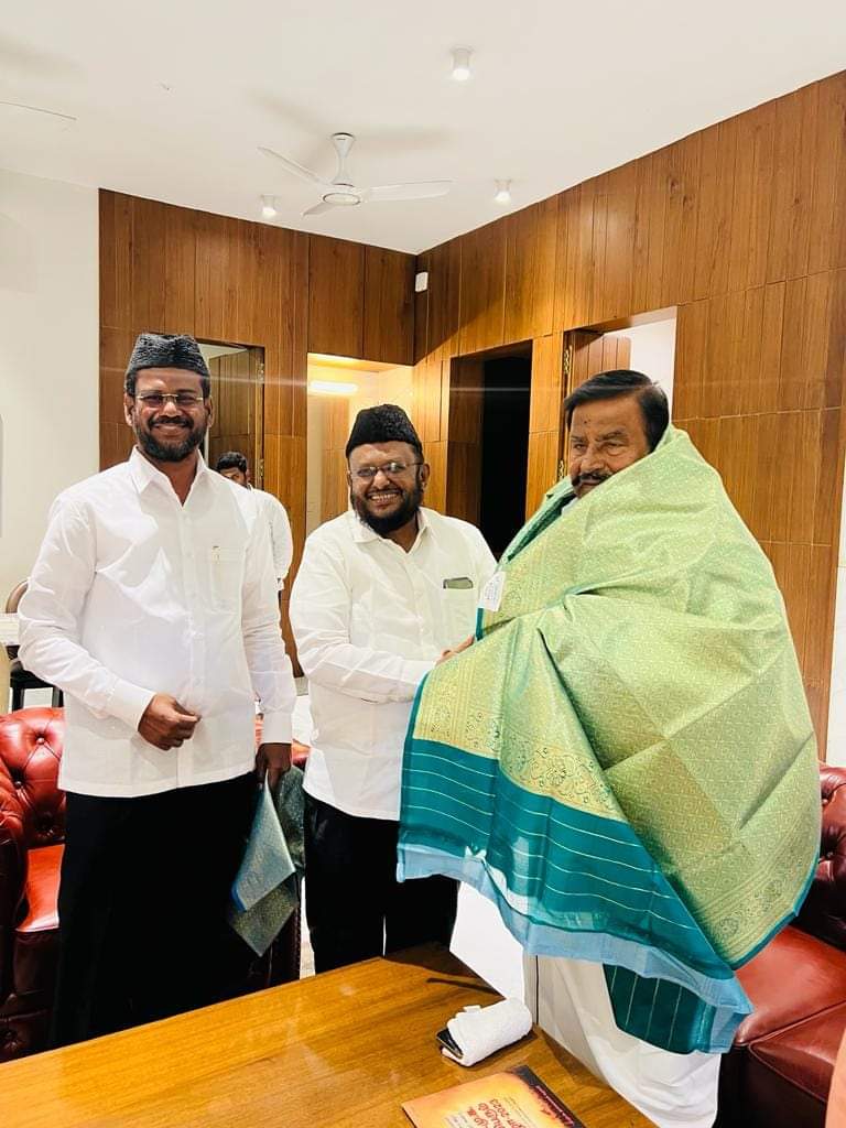 tmmkhqofficial's tweet image. அமைச்சரிடம் கோரிக்கைகளை வலியுறுத்தி   
மனு அளித்த மமக தலைவர்

@KN_NEHRU
@jawahirullah_MH
@abdulsamadmmk
@mmkhqofficial
@Mmk_itwing
#jawahirullahmla #abdulsamadmla  #mmkmla #mmkitwing

m.facebook.com/story.php?stor…