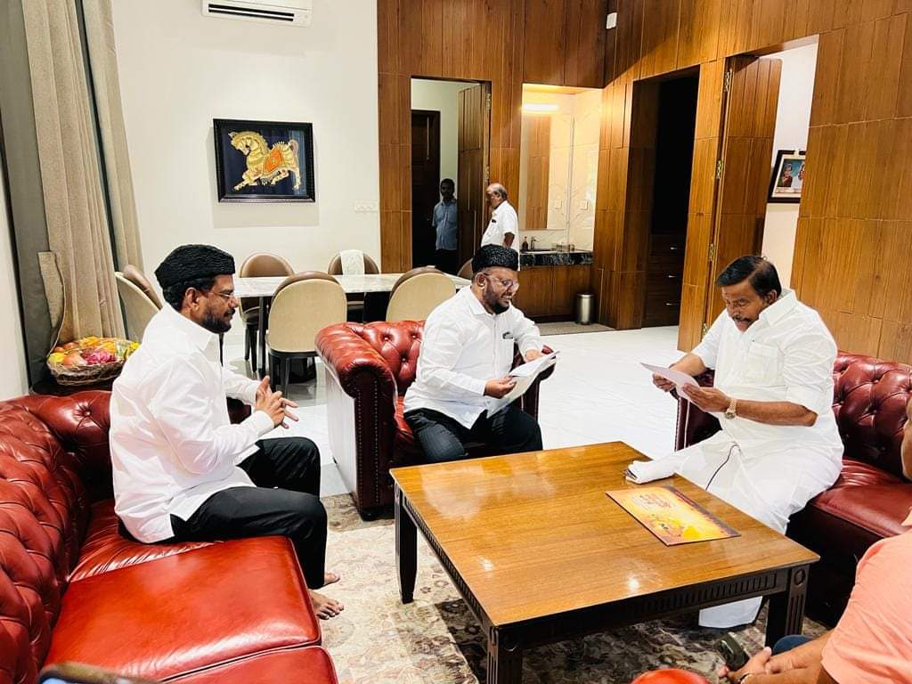 tmmkhqofficial's tweet image. அமைச்சரிடம் கோரிக்கைகளை வலியுறுத்தி   
மனு அளித்த மமக தலைவர்

@KN_NEHRU
@jawahirullah_MH
@abdulsamadmmk
@mmkhqofficial
@Mmk_itwing
#jawahirullahmla #abdulsamadmla  #mmkmla #mmkitwing

m.facebook.com/story.php?stor…