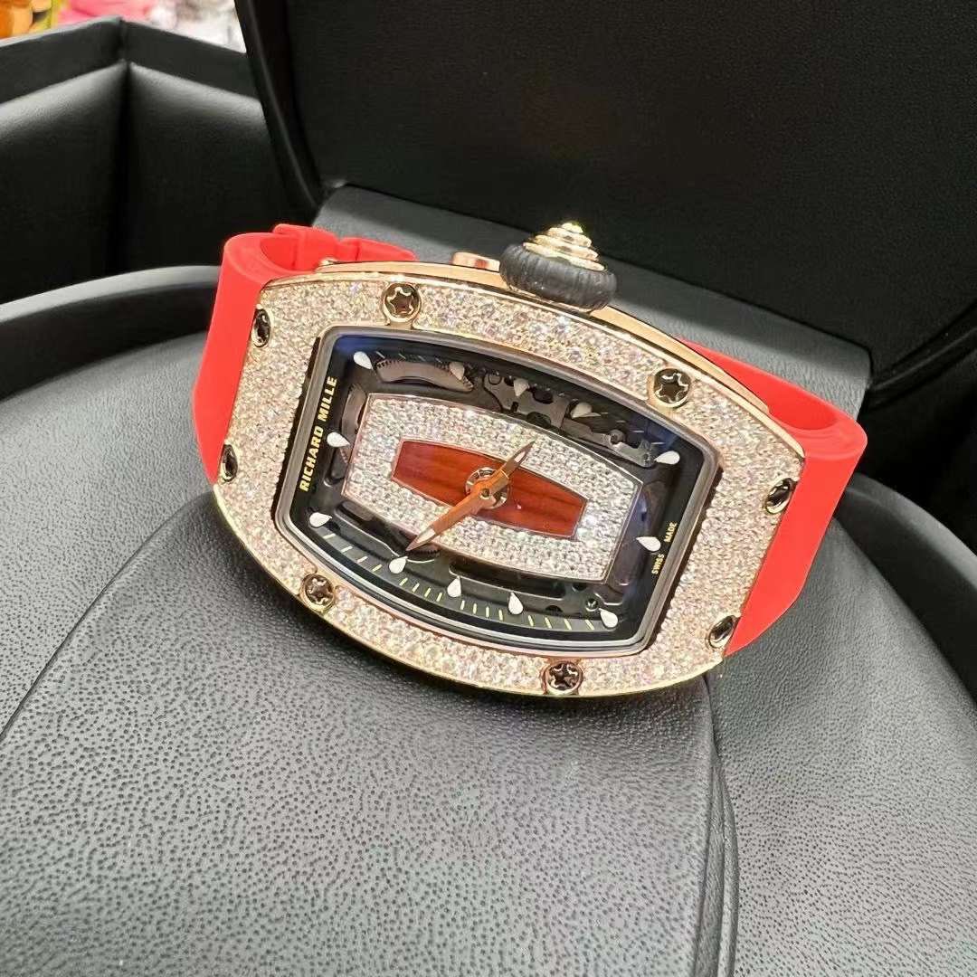YolesWong's tweet photo. RM07 玫瑰金雪花 紅唇黑唇 各有特色

#理查德米勒 #richardmille #RichardMille理查德米勒 #理查德米勒rm #rm07 https://t.co/boq2RS5CrE