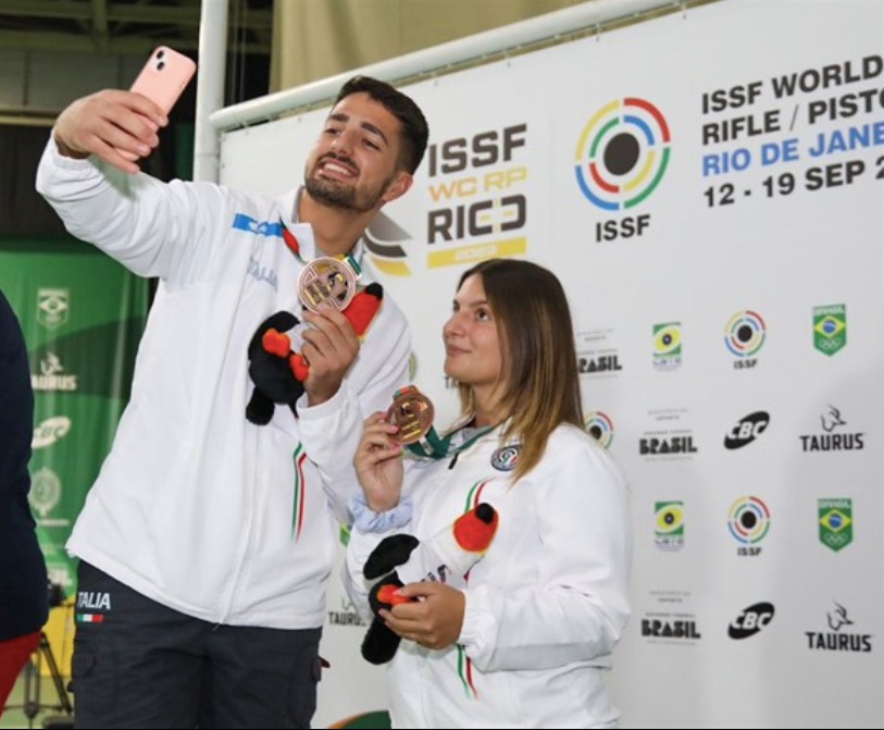 ItaliaTeam_it's tweet photo. PODIO CARIOCA🥉

A Rio de Janeiro, Brasile, nel tiro a segno continua a sventolare il tricolore!💚🤍❤️

Paolo Monna e Maria Varricchio firmano il terzo posto nel mixed team di pistola 10m nell’ultima tappa di Coppa del Mondo!😍

#ItaliaTeam @uits_sport #shooting @VarricchioMaria https://t.co/bOylkLB4Am