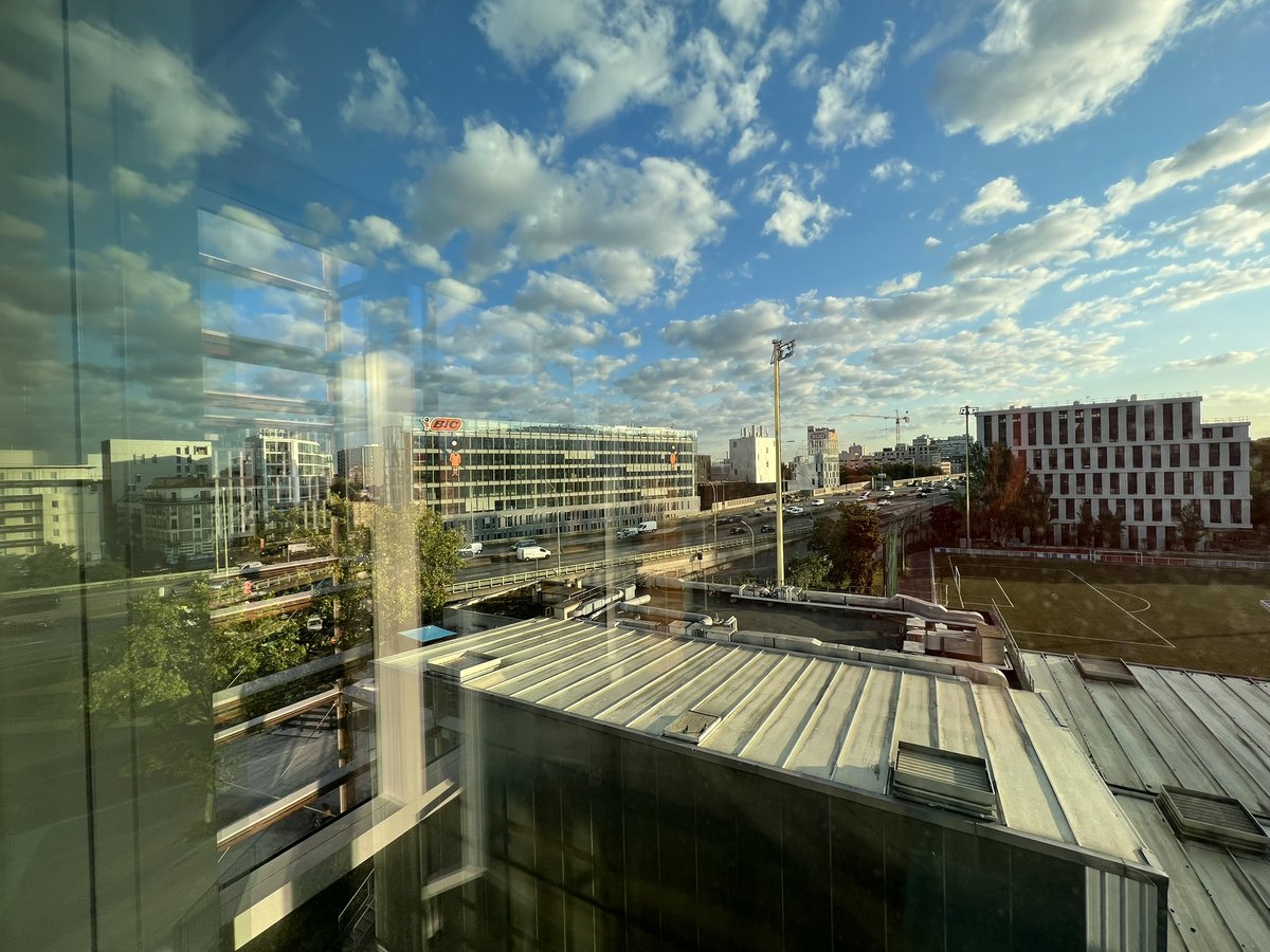 olesovhcom's tweet photo. Nouveaux bureaux à Paris. On a doublé la surface, regroupé les mêmes équipes ensemble. Bravo aux équipes qui ont bossé sur le projet ! Et, on nous voit du perif :) https://t.co/znZJ1WKCrY
