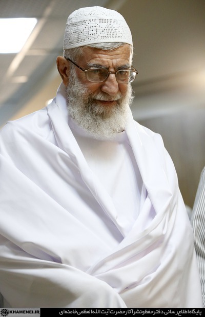 hadimehrane1's tweet photo. دیشب خامنه‌ای از استرس و ترس نخوابید.
امروز صبح با یکی از دوستان قدیمی در بیت خامنه‌ای تماس گرفتم تا ببینم اوضاع چه جوریه و اونجا چه خبره اونچه در ذیل مینویسم مکالمه کوتاه من و این دوست قدیمی هست

+چه خبر
_ خبر خاصی نیست جز استرس و نگرانی
+نگرانی کی نگرانه؟
_حضرت آقا
+مگه حضرت آقا نگران هم میشن😉
_نگو اینجوری هادی آقا این چند وقت خیلی استرس دارن حتی الان چند جمعه است مثل قبل کوه نمیرن
+برای چی ؟
-بابت همین اتفاقات اخیر و فراخوان فردا
+یعنی اینقدر استرس داره تعریف کن ببینم !
- دیشب یه جلسه فوری داشتن بعد از اون رفتن تو کتابخانه براشون چایی بردیم با عصبانیت و استرس گفتن نمی‌خورم، تا صبح تو کتابخونه قدم زدن و فکر میکردن از صبح هم رفتن تو اتاق(دفتر) شخصی خودشون هنوز بیرون نیومدن پلک روی هم نذاشتن
+عجب پس ظاهرا خیلی داستان جدیه  و ....

و من بعد از این مکالمه همچنان به این فکر میکنم چرا دیکتاتورها از تاریخ درس نمیگیرن

پ.ن : عکس تزئینی است
#سالگرد_مهسا