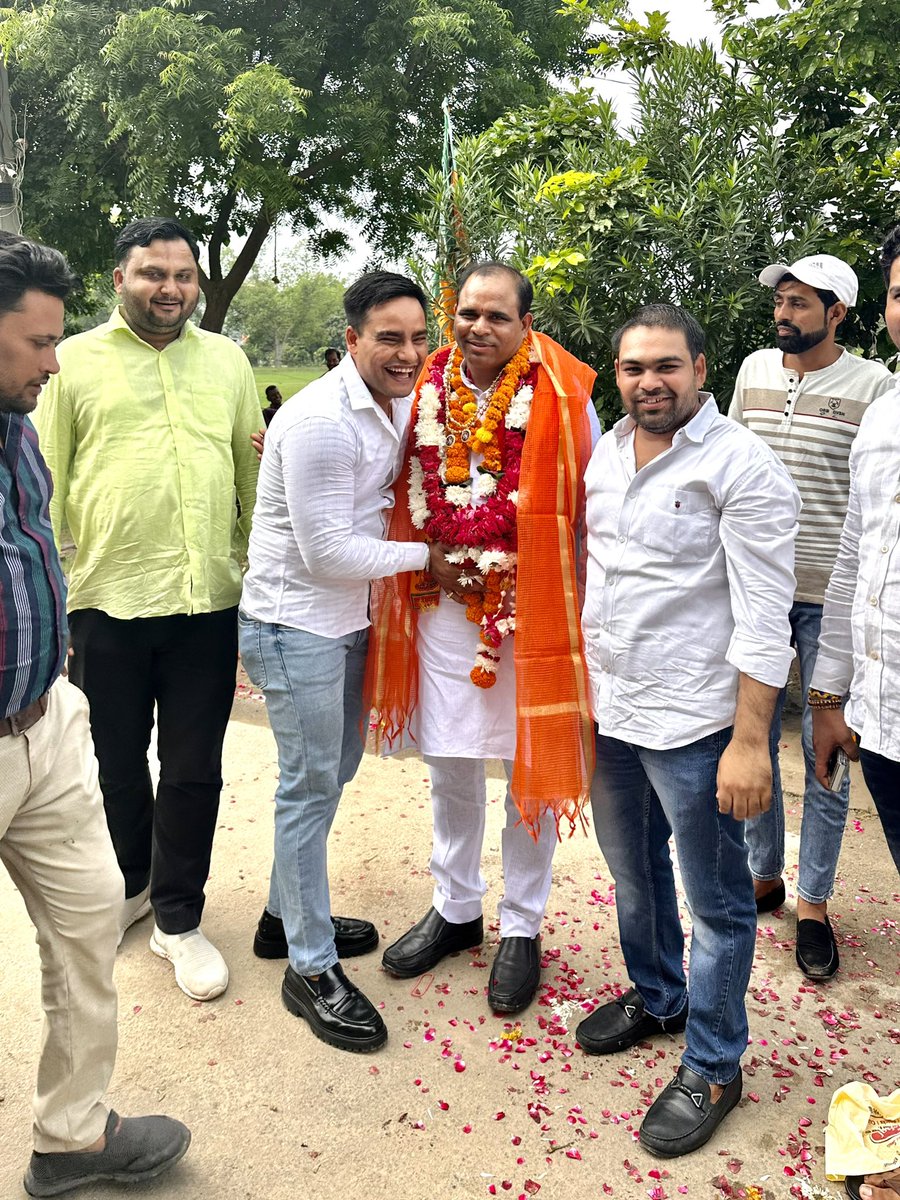 ravipandit177's tweet photo. बड़े भाई सतपाल प्रधान जी को भाजपा का जिलाध्यक्ष गाजियाबाद बनाएं जाने पर हार्दिक बधाई एवं सफल कार्यकाल की मिलकर कर दी शुभकामनाएं।

एक आम कार्यकर्ता पर पार्टी द्वारा विश्��ास जताया जाना पार्टी के कार्यकर्ताओं का सम्मान है, शीर्ष नेतृत्व का अभिनंदन एवं धन्यवाद।
#ज़िलाअध्यक्ष https://t.co/qEB5JGaVap