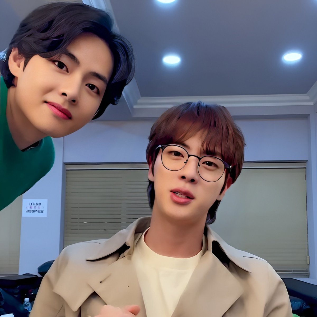 Rkivery1's tweet photo. Taejin why po 😭😭
So handsome para wala talaga
Sige po uuwi sila pero namiss ko Jin #Jin #TAEHYUNG #taejin #Soekjin #BTSJIN #BTSV #BTSupdate https://t.co/qBOvfT2BIn