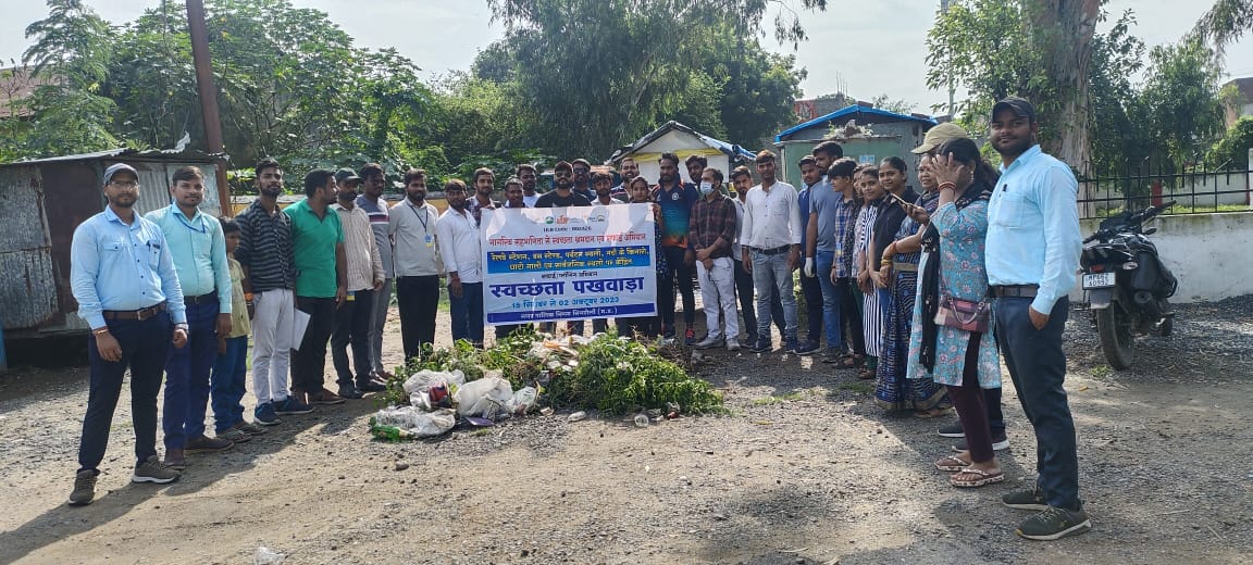 SingrauliSwachh's tweet photo. स्वच्छता ही सेवा पखवाडा अंतर्गत टीम युवा टास्क फ़ोर्स द्वारा गोद लिए गये गार्डन में श्रमदान करके शपथ लिया गया |
#YouthVsGarbage #SwachhSurvekshan2024Singrauli
@MoHUA_India
@sanjeevpersai
@urbansbm
@RoopaMishra77
@bharatyadavias
@SwachSurvekshan
@BinayJha_1997
@SwachhBharatGov https://t.co/J8dAjr6e7f