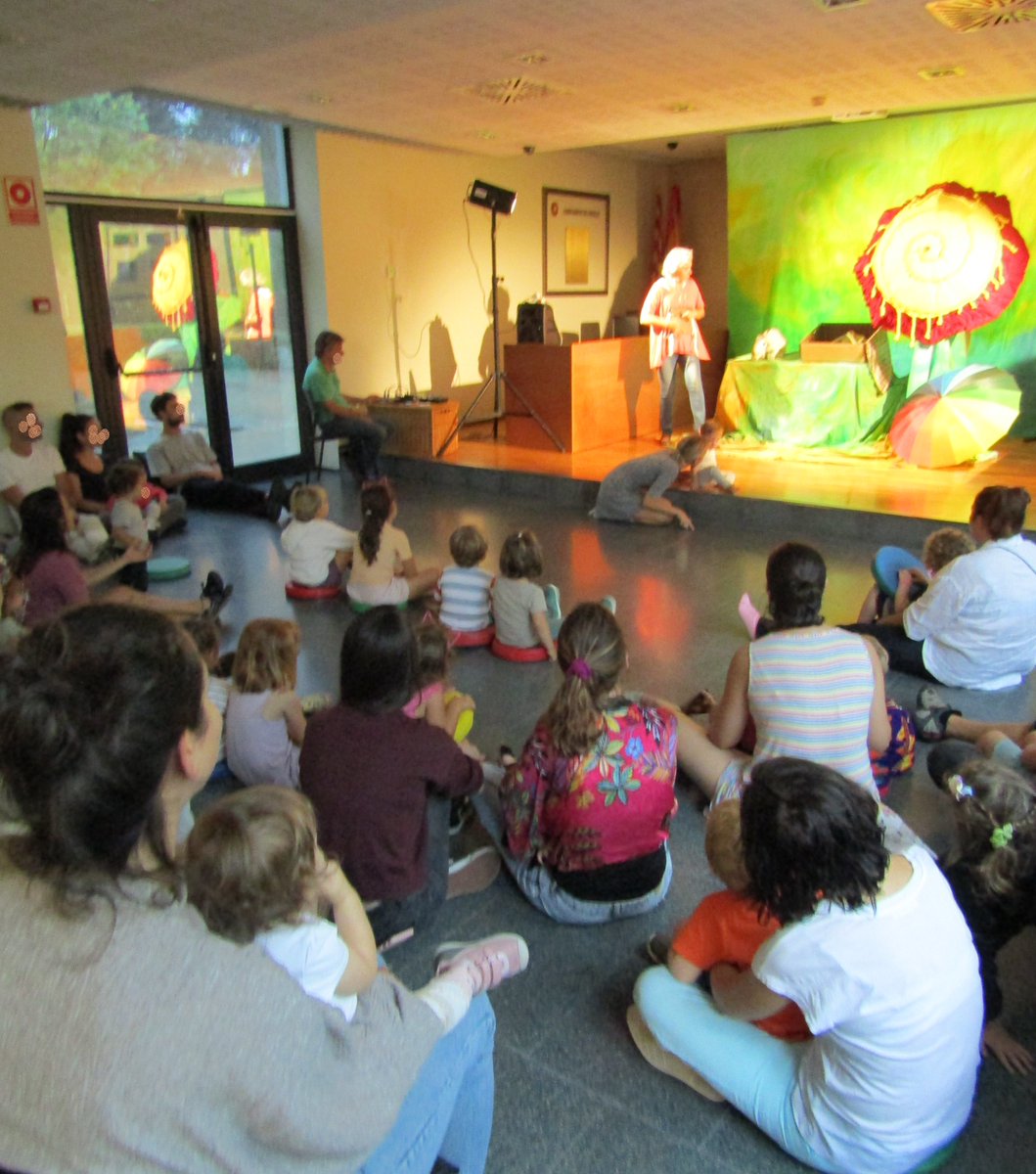 bibliovalldor's tweet photo. Ahir a la tarda de #FMVDX, tot i la pluja, sessió #horadelconte plena amb titelles i taller, a càrrec de la cia. @PengimPenjam. Els més petits encantats amb 'La Filomena va al riu'. Gràcies a tothom 👏 @EMDValldoreix https://t.co/WweAu0SyjN