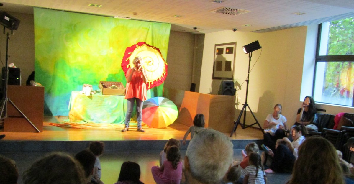 bibliovalldor's tweet photo. Ahir a la tarda de #FMVDX, tot i la pluja, sessió #horadelconte plena amb titelles i taller, a càrrec de la cia. @PengimPenjam. Els més petits encantats amb 'La Filomena va al riu'. Gràcies a tothom 👏 @EMDValldoreix https://t.co/WweAu0SyjN