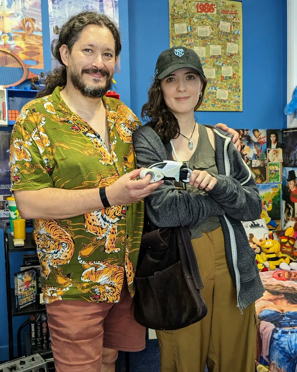 MuseoVideoxogo's tweet photo. Faltaba #TRON na habitación da #Memoria... e Elena e Sanmi @AlitaComics da #Coruña xa lle puxeron remedio!! #Doazón.
Que ledicia recibir a xente con tanta #enerxia, ideas para construír e crear cousas novas!. Canto talento garda #Galicia! Sigamos facendo o #MUVI máis grande :) https://t.co/Fu8TZGQAaa