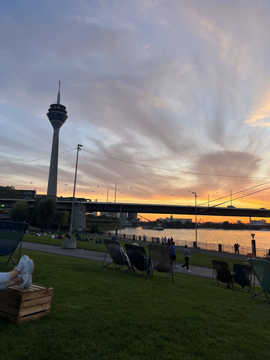 duesselgo's tweet photo. Sonnenuntergang am Rhein? Ja, bitte!
Wir waren uns gestern nicht sicher, ob wir am Mannesmannufer den Sonnenuntergang oder den Kaffee mehr genießen…
Ein schönes Wochenende ☀️☕️
#kitcafe #düsseldorf #rhein #strandcafe #sonnenuntergang #Kniebrücke #architecture #sundowner https://t.co/8kVxHV8uHS