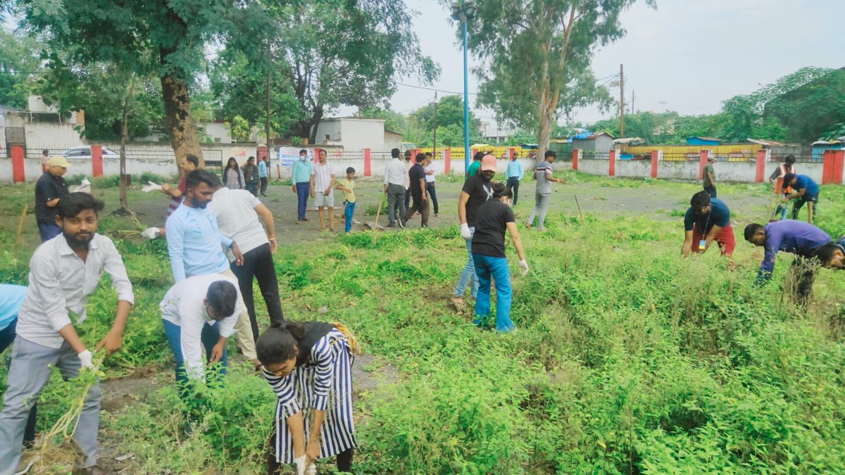 SingrauliSwachh's tweet photo. स्वच्छता ही सेवा पखवाडा अंतर्गत टीम युवा टास्क फ़ोर्स द्वारा गोद लिए गये गार्डन में श्रमदान करके शपथ लिया गया |
#YouthVsGarbage #SwachhSurvekshan2024Singrauli
@MoHUA_India
@sanjeevpersai
@urbansbm
@RoopaMishra77
@bharatyadavias
@SwachSurvekshan
@BinayJha_1997
@SwachhBharatGov https://t.co/J8dAjr6e7f