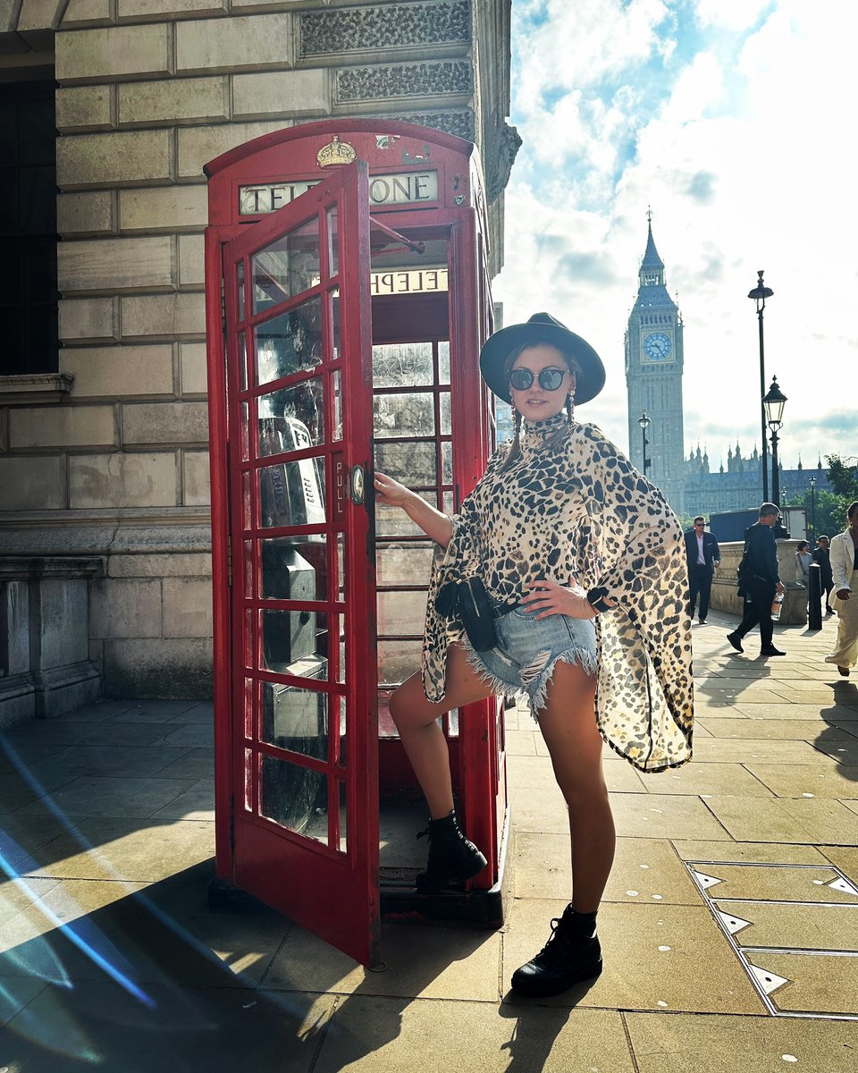 O,look it’s time to call me ☎️ 
#diamonddusts #latviangirl #london #visitlondon #uk #bigben #redphone #redphonebooth #whatimwearing #whatiwear #lookoftheday #ootd #ootdfashion #stylediva #fashionkilla #travelphotography #goodvibesonly #enjoylife #enjoymoment #dreamcometrue #call