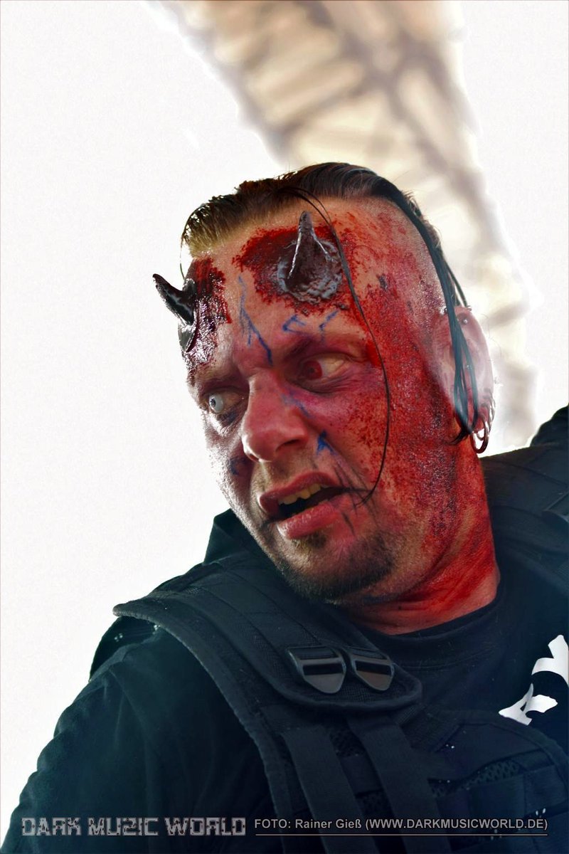 DarkMusicWorld's tweet photo. Unser Bild des Tages: Chris L. (Agonoize)
#agonoize #chrisL #aggrotech #hellektro #darkelectro #harshelectro #cybergoth #amphi18 #amphifestival https://t.co/4KGfIy8Gmn