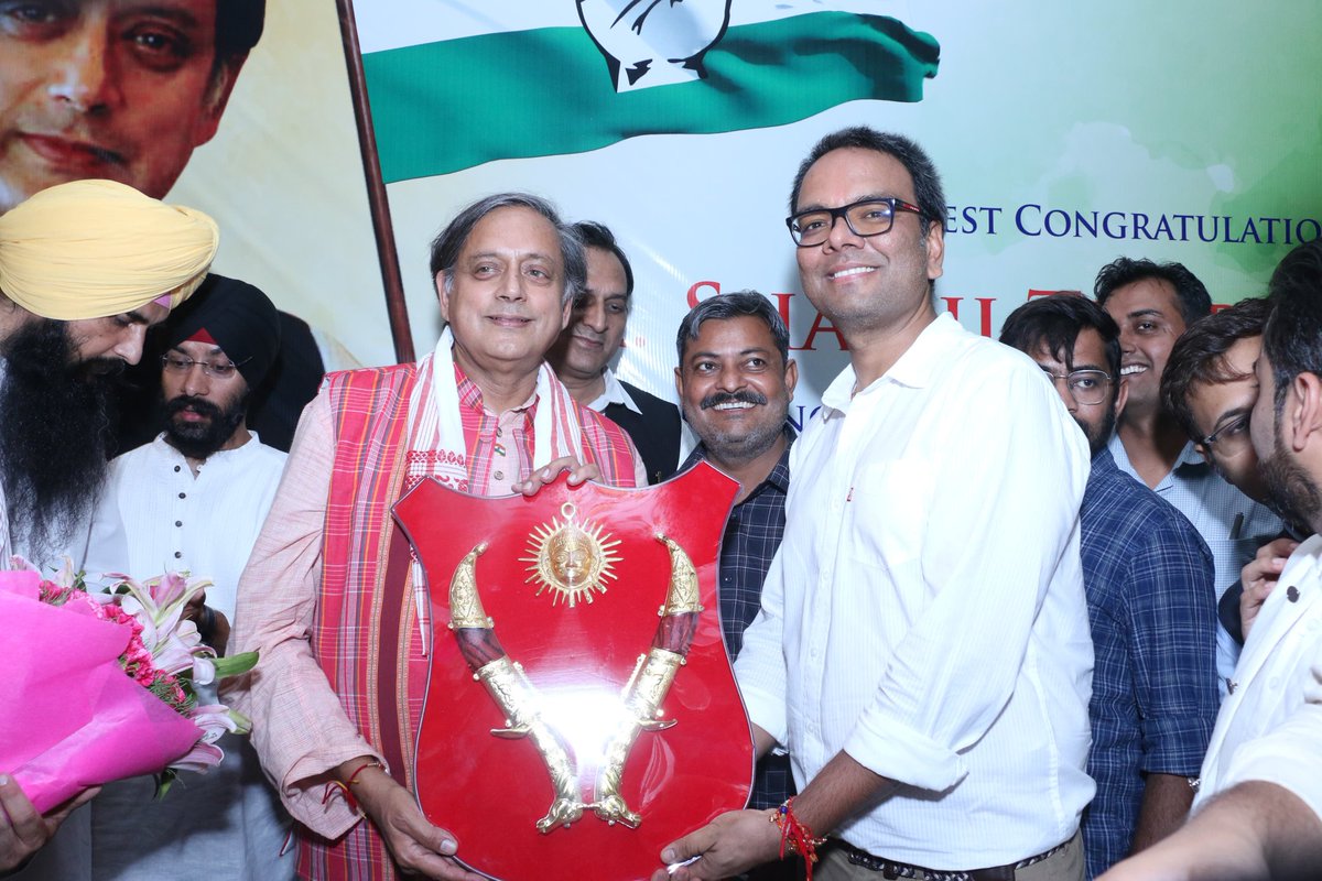 Ashish_HLA's tweet image. किसान जवान और मजदूर 
सबके नेता शशि थरूर . . . @ShashiTharoor 
मेरे नेता मेरे गुरूर 💪💪
शशि थरूर . . शशि थरूर . . @ShashiTharoor 

#ThinkTomorrowThinkTharoor 
#ProfessionalsForProgress