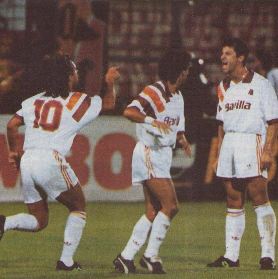 aleoricchio's tweet photo. #16settembre 1992: la #ASRoma di Vujadin Boskov batte in trasferta il Wacker Innsbruck 1-4, con la doppietta di #Giannini e i gol di #Caniggia e #Muzzi.
Questa maglia ce l'ho, ben conservata a casa 😍 https://t.co/ZTNOqbdQRK