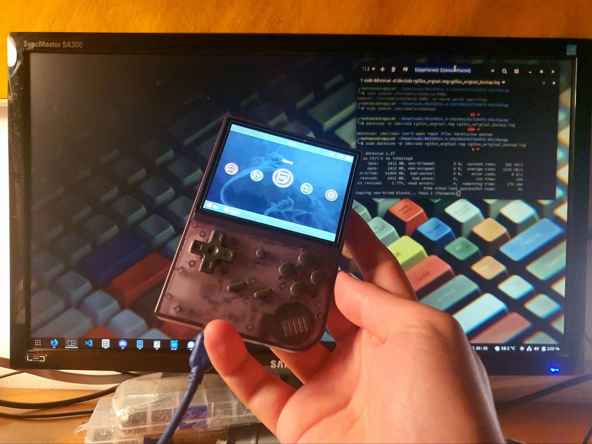 MatStudiosCo's tweet photo. So after a while #rg35xx back to me but unfortunately without @jpolgesek  #debian port (cause now it will be used by my other friend). Unfortunately original SD card seems to be already dying so I'm replacing it. An also it's super sloooow... https://t.co/22Ex8myZPc