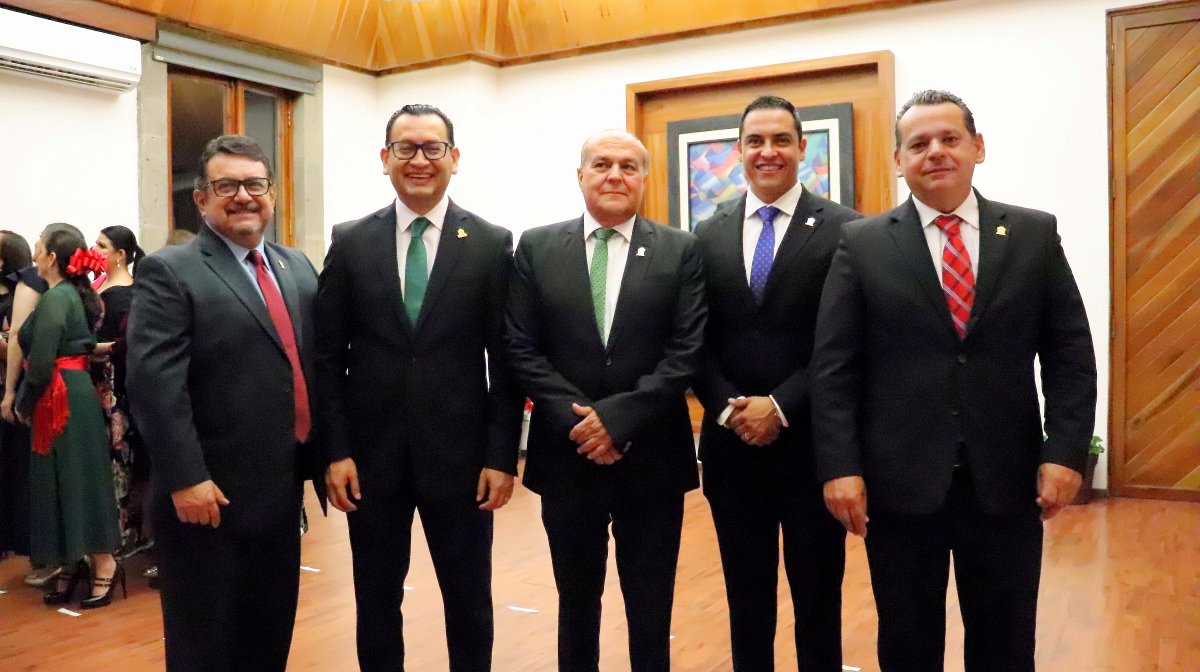 chrisenriquezh's tweet photo. El gran honor de recibir a nuestro lábaro patrio antes de ser ondeando al grito de Independencia. #VivaMexico #VivaIrapuato 🇲🇽 https://t.co/mjonpqCZ3T