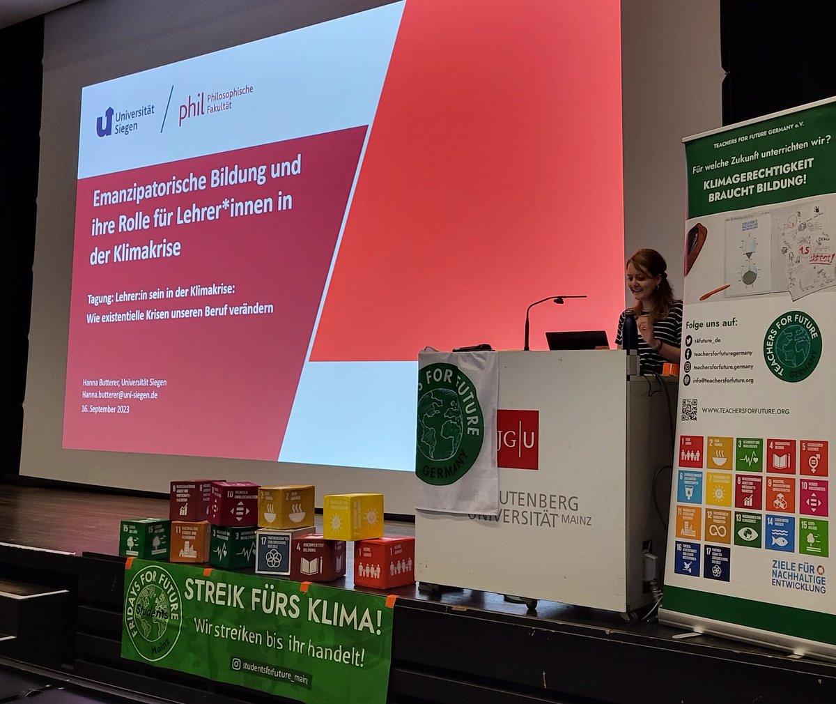 Tag zwei bei der <a href="/t4future_de/">Teachers for Future Germany</a> Tagung in Mainz eröffnet unser #PolBNT Forumsmitglied @hannabutterer mit einem Vortrag zu emanzipatorischer Bildung in der #Klimakrise!