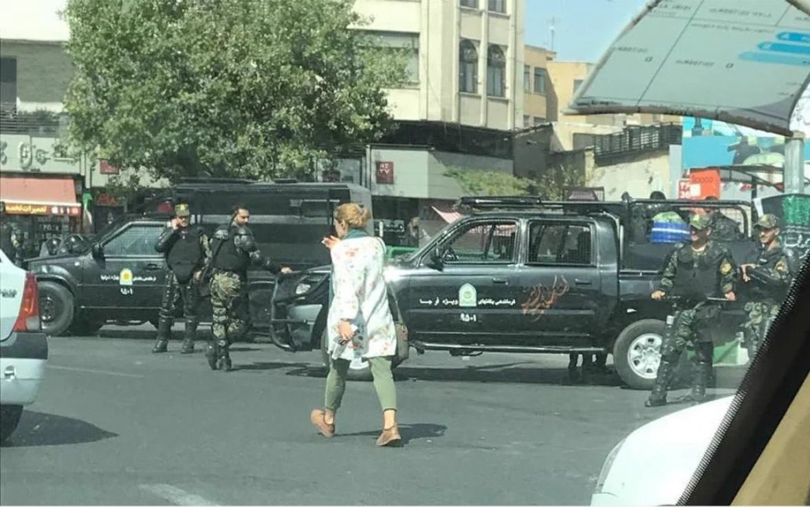 MarianoGiustino's tweet photo. A #Tehran le forze di sicurezza sono ovunque e cercano di impedire alle persone di tornare in strada. Ed è davvero incredibile vedere quanto coraggio hanno le donne che scendono in strada senza velo davanti alle forze di sicurezza e mostrano pubblicamente la loro azione di disobbedienza civile. La paura del regime dimostra che in #Iran la fiamma della rivoluzione è ancora accesa. 
#IranRevoIution #IRGCterrorists 
@RadioRadicale