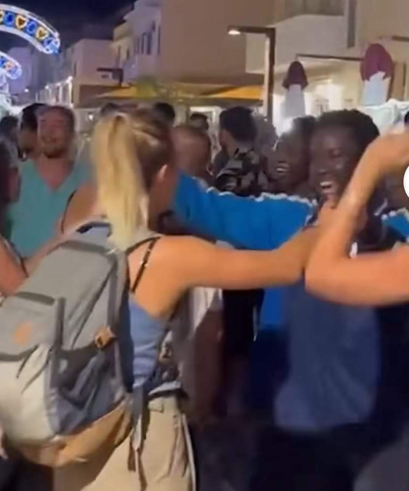 DSiracusano's tweet photo. Fino a quando non acquisiremo  che si tratta di donne e uomini, ragazze e ragazzi soprattutto, di tante bambine e bambini che semplicemente cercano qualcosa di meglio, scappano da qualcosa di brutto, non riusciremo ad affrontare questo fenomeno
#migrants #umanitàinmovimento https://t.co/pICKArixv2
