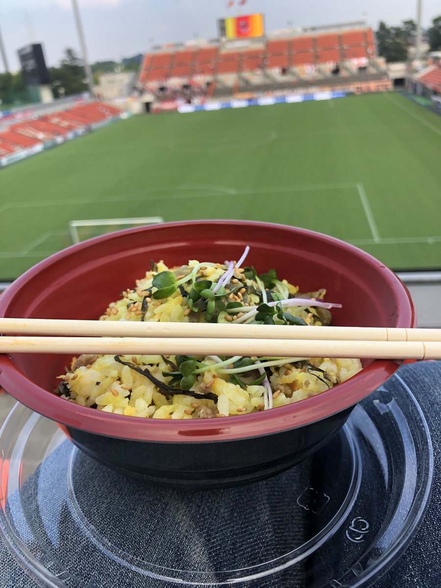 NDnNewSPvc0jZKw's tweet photo. 今日のスタグル(その2)
#KANCH さんの高菜チャーハン
KANCHさんのいちごミルクかき氷にも惹かれたが
一店舗一品と考えてたので
かき氷はまだスタジアム外の別のお店で食べられるしと
箸は豚珍館さんのお弁当のやつ
#ardija https://t.co/osyEVuTynR