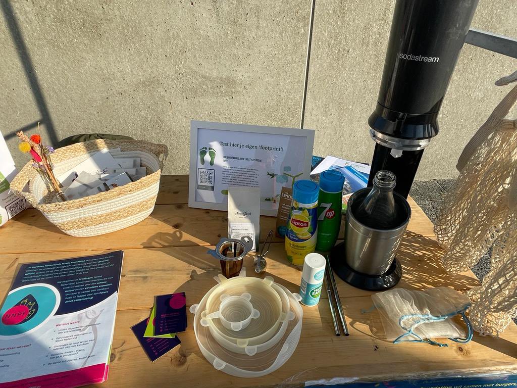 World Clean Up Day is van start! Kom je langs bij de NNPF kraam? Doe mee aan de prijsvraag, test je voetafdruk en leer over duurzame producten! 🌱 #komtdatzien #Delfzijl #WorldCleanUpDay <a href="/GroningerHavens/">Groningen Seaports</a>