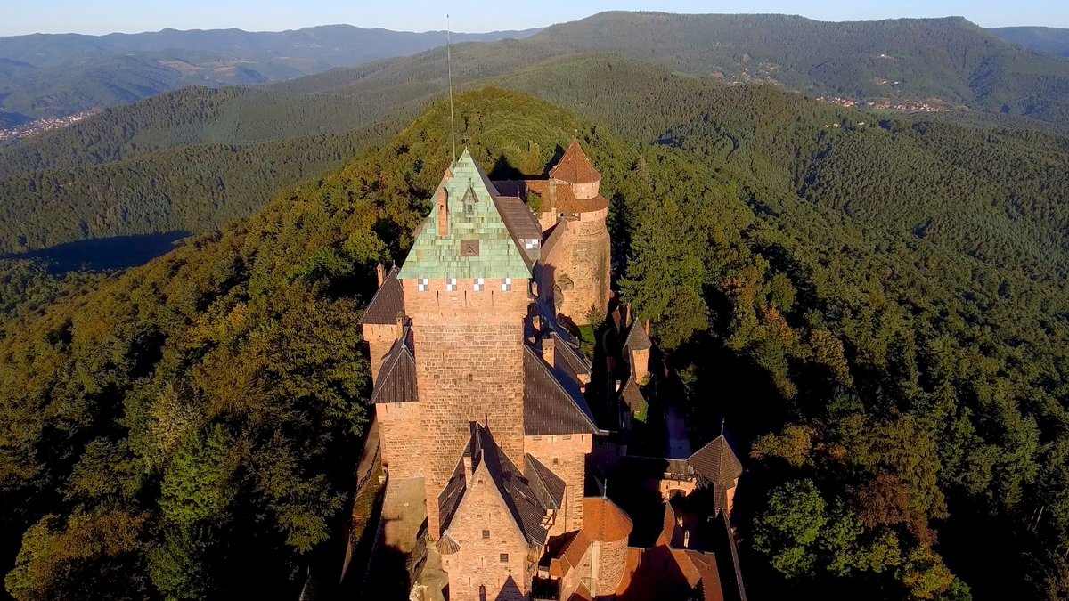ouardes's tweet photo. @tbarnaud Le château du Haut Koenigsbourg de LA GRANDE ILLUSION.
« A quoi sert un terrain de golf ? A jouer au golf. Un court de tennis ? A jouer au tennis. Eh bien ! Un camp de prisonnier, ça sert à s'évader...” https://t.co/ZZ4Ux9AXmk