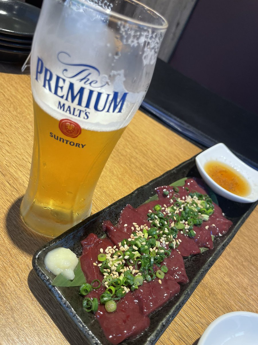 マネさんとお疲れ様会！
レバ刺しとビールが最高❤️ https://t.co/f9C5uoHViT