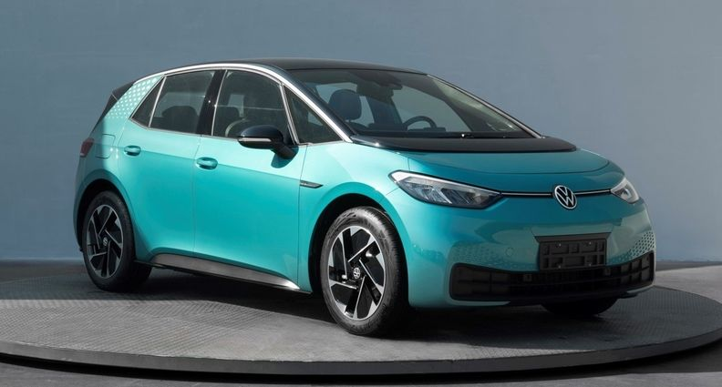 GuilleAlfonsin's tweet photo. "Pero es que Volkswagen vende el ID.3 en China a mitad del precio de aquí, ¿No es eso también hacer dumping? ¿no estamos subvencionando desde Europa sus ventas en China?"

Me lo habéis comentado varias veces, y creo que hay que dar luz a este tema, porque es un mensaje lanzado al aire y... la realidad no es lo que parece. De hecho, tiene un TREMENDO truco.

Vamos con ello.

Para empezar, Volkswagen no vende el mismo ID3 en China que en Europa. El ID3 chino lo fabrica... SAIC, la protagonista del hilo de "que vienen los chinos" de ayer. SAIC, compañía estatal china y dueña de MG, lleva años siendo el partner de Volkswagen para fabricar localmente productos en China para China.

Allá por el año 2019, Volkswagen se sentó con SAIC para plantear el proyecto para fabricar el ID3 en China. SAIC recibió los planos del proyecto.

Tras compartir ese conocimiento, SAIC desarrolló su propia plataforma modular eléctrica y... El MG4, que ya cuando lo probamos nos sorprendió por compartir tanto diseño con la base MEB de Volkswagen, como conté en el vídeo en su momento.

https://t.co/4DuUHhUFho

Nada es casualidad, todo es causalidad: En SAIC tomaron todo lo visto en el ID3 para crear su propio ID3.

Estas cosas suelen pasar con SAIC, y de hecho las hemos vivido en casos anteriores como las cajas de doble embrague, las plataformas de otros modelos de MG y la estructura de motores.

Dicho esto, en Junio de 2021 Volkswagen recibió la luz verde para firmar y confirmar con SAIC la producción del ID3 para China.

El ID3 chino lo fabrica, por tanto, SAIC. SAIC la compañía estatal que ayer os citaba en el hilo por su 2,4% de margen operativo.

https://t.co/1wdDfx0sLc

El ID3 chino cuesta, al cambio de hoy y puesto en tus manos, 16.210€. El ID3 europeo arranca en 41.320€. Pero... es que no son comparables. 👇

Gracias a la peculiar situación financiera de SAIC y su estructura de propiedad, el coste de producción y de amortización del ID3 chino es muy inferior a la producción del ID3 europeo.

Sólo aquí tenéis la primera parte de la diferencia de precio, relacionada con el coste productivo, de suministro de componentes y de amortización.

Luego viene el segundo factor clave: Los componentes. El ID3 europeo se vende con una batería fabricada en Europa con 58kWh netos y un motor de 150kW. En cambio, el ID3 chino emplea el motor eléctrico del MG4, con 125kW, mientras la batería es de 57kWh brutos de los que sólo 53kWh son netos utilizables.

Estas dos diferencias (capacidad de batería y motorización) son el segundo factor de ahorro de coste productivo.

Y luego está el tercer factor, el más relevante: El China, el ID3 no paga impuestos. Ni de matriculación ni un equivalente de IVA (https://t.co/9txEvtVQAw).

En España, el ID3 sin IVA se queda en 35.207€, por lo que sólo aquí tenéis ya 6.000€ de salto de precio justificado.

La combinación de todos estos factores:

- Coste de producción reducido
- Batería y motorización más económicas
- Fabricado por SAIC, que opera con un objetivo de margen industrial del 2,5%, incentivado internamente por el gobierno chino, permitiendo un margen que es inferior al precio del dinero
- Ausencia de impuesto de valor añadido

Hace que no se pueda comparar "igual por igual" el precio de ambos coches que, para más INRI, tampoco es que sean precisamente iguales, a pesar de compartir nombre, diseño y marca.

Curiosamente, si Volkswagen no hubiese decidido vender el ID3 en China fabricándolo con SAIC... ¿tendría SAIC su MG4? ¿podría venderlo al precio al que lo hace si hubiese tenido que costear toda su ingeniería? Son cuestiones abiertas opinables, pero para mí, desde el conocimiento de un ex-ingeniero de producción, me queda la sensación de que sin ID3 "made in China" el MG4 habría tardado unos años más en desarrollarse al completo y a un coste mayor, por lo que tampoco tendría el precio en Europa que tiene.

Pero, por otro lado, seamos sinceros, tampoco es que el MG4 sea el principal problema o riesgo en el mercado europeo para las marcas locales: MG va a vender 60.000 coches este año de este modelo. Se van a vender más MG ZS este año, por citar un ejemplo, o Formentores de Cupra, por citar otro.

El problema, ya lo comentábamos ayer en el hilo, es estratégico y geopolítico de cara a la evolución de la parte más baja del mercado.