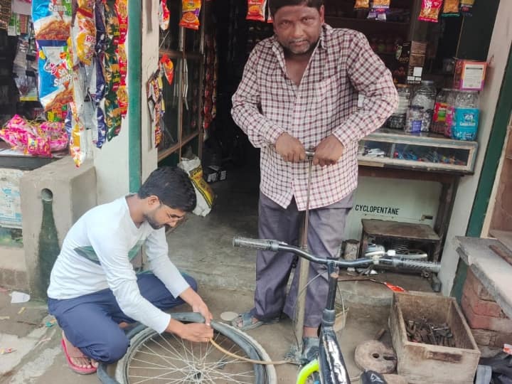 grafidon's tweet photo. #अब्दुल_पंचरवाला..

 मामूली पंक्चर की दुकान से जज बने अहद अहमद के बारे में पढ़ा तो मूझे आज से ठीक 11 साल पहले की घटना फिर याद आ गई. मैं अपनी आईटी कंपनी के लिए पूणे के एक बहुत बड़े कालेज में कैम्पस प्लेसमेंट के लिए गया था मेरे साथ 5 लोग और थे और मैं उनमें सबसे ज्यादा सीनियर था इसलिए मेरे पास वीटो पावर था उस प्लेसमेंट में करीब 300 स्टूडेंट शामिल हुए थे और हमे कुल जमा 5 लोग ही लेने थे इसलिए तीन कठिन रिमूवल राउंड रखे गए थे ताकि फाइनल इंटरव्यू में केवल क्रीम ही आए 🎯

तीनो राउंड के बाद केवल 30 स्टूडेंट्स ही बचे थे इसलिए हम 6 लोगो ने  दो पैनल बना लिए और ताकि हम 10 स्टूडेंट का सिलेक्शन करके एक क्रोस पैनल इंटरव्यू करके फाइनल 5 का सिलेक्शन कर ले, इंटरव्यू के दौरान मेरे पैनल के सामने साहिल खान आए उन्होंने मेरे हर तकनीकी सवाल का बड़े अच्छे से उत्तर दिया और बंदे का कॉन्फिडेंस, इंग्लिश और एटीट्यूड बढ़िया था इसलिए हमने उसका नाम क्रॉस राउंड के लिए बढा दिया ताकि दूसरा पैनल भी साहिल का एस्टिमशन कर ले 

जब फाइनल 5 की लिस्ट मेरे सामने आई तो उसमें साहिल का नाम नही था मैं हैरान हो गया और दूसरे पैनल वालो से पूछा कि साहिल को किस बेस पर रिजेक्ट किया गया है तो तीनो पैनलिस्ट एक साथ बोला सर कमी काम मे नही है नाम में है हमे ऐसे लोगो से दूर रहना चाहिए इनका क्या भरोसा कब क्या कर दे आपको पता है कि WTC में क्या हुआ था 

मैं अवाक था मुझे गुस्से से ज्यादा इस बात का दुःख था कि मैं किस तरह के लोगो के साथ काम कर रहा था मैंने तत्काल अपने वीपी को मेल लिखकर इस डिसीजन के खिलाफ  वीटो कर दिया और यह भी लिख दिया कि अगर यह डिसीजन वापिस नही लिया गया तो मेरे इस मेल को मेरा फाइनल मेल समझा जाए मैं ऐसी कम्पनी के साथ काम नही कर सकता जहाँ योग्यता नही धर्म के आधार पर लोगो का चयन किया जाता है 🙏🙏🙏

मेरे इस ��िर्णय के बाद हड़कंप मच गया मैं सेलेक्शन प्रोसेस छोड़कर अपना मोबाइल बंद कर स्टूडेंट्स से बातचित चला गया मेरे ब्लैकबेरी पर धड़ाधड़ मेल आ रहे थे औऱ मैं साहिल औऱ बाकी 29 स्टूडेंट्स से अपने एक्सपीरियंस शेयर कर रहा था इतने में मेरी एक कलीग आती है कि सर vp सर का फोन है आपका फोन बंद है बहुत अर्जेन्ट है vp ने बोला कि कंपनी आपके साथ खड़ी है आप का जो डिसीजन होगा वो फाइनल होगा फिर मैंने 5 की जगह 6 लोगो के नाम पर ऑ��र लेटर बनाया और मुंबई वापिस आ गया 

यह  बात हम 6 लोगो और वीपी (HR) के अलावा किसी को नही पता थी पर पता नही यह बात वँहा के प्लेसमेंट हेड को कैसे पता चल गई औऱ उनके थ्रू साहिल को पता चल गई जब साहिल कंपनी ज्वाइन करने आया तो वो मुझसे मिलने के लिए दिनभर वेट करता रहा मैं एक प्रोजेक्ट डिलीवरी में देर रात तक बिजी था इसलिए नही मिल सका पर सुबह वो बन्दा अल सुबह ��िर कम्पनी गेट पर आ धमका और मुझसे गले मिलकर बहुत रोने लगा बोला सर मुझे सब पता चल गया है मैं बोला यार क्यो रो रहे हो मैंने तुम पर क्यो एहसान नही किया है इट्स पार्ट आफ माय जॉब जस्ट चील एंड रिलेक्स यु डिजर्व थिस 👍

वो बोला सर आप नही जानते मेरे अब्बा ने मुझे कितनी मेहनत से पढ़ाया है उन्होंने अपना सबकुछ मेरे पीछे दाँव पर लगा दिया था इसके लोगो दिन रात लोगो की गालियां सुनी है उनकी जिद थी मेरा बेटा मेरा काम कतई नही करेगा आपने मेरा नही मेरे पापा का सिलेक्शन किया है आप जैसे लोग है तो मेरा भरोसा इस देश पर कभी नही उठेगा 

मैंने कहा वो सब ठीक है पर तुम्हारे पापा का क्या नाम है और वो क्या करते है साहिल बोला ..सर मेरे पापा गाड़ी के टायरों के पंचर जोड़ते है नाम है "अब्दुल पँचर वाला .." #घोरकलजुग 

अहद अहमद के वालिद को बहुत बहुत मुबारकबाद आप जैसे लोग है तो इस देश को विश्व शक्ति ��नने से कोई नहीं रोक सकता है #डाटावाणी