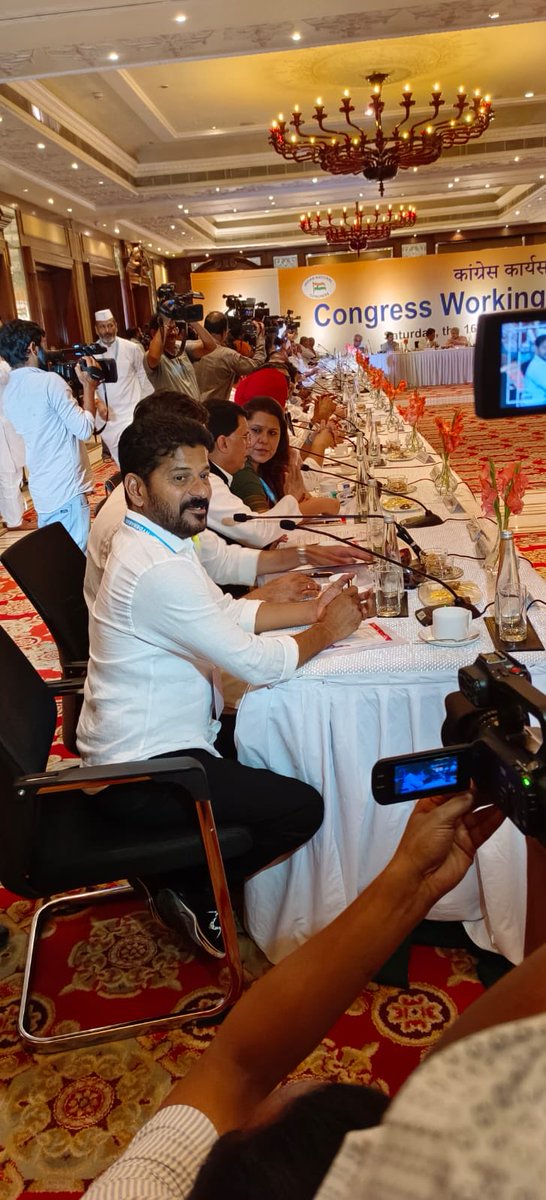 Congress4TS's tweet image. హైదరాబాద్‌లోని తాజ్‌కృష్ణా హోటల్‌లో కాంగ్రెస్‌ వర్కింగ్‌ కమిటీ సమావేశంలో టీపీసీసీ అధ్యక్షుడు, రేవంత్ రెడ్డి.

TPCC President, Revanth Reddy at Congress Working Committee meet in TajKrishna hotel, Hyderabad.

#CWCMeetingHYD #VijayaBheri @revanth_anumula