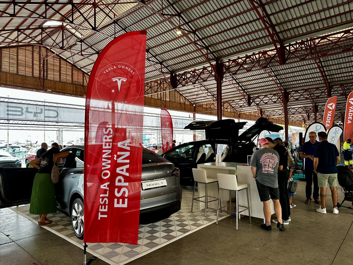 ClubTeslaES's tweet photo. Aquí estamos, y mañana también junto a @Tesla @teslaeurope 

La Marina, Valencia 

#EcoMov 
#AutoElectric 

Te esperamos y te explicaremos las ventajas de pertenecer a nuestro Club 👍 https://t.co/Ua0ZtgLtbZ