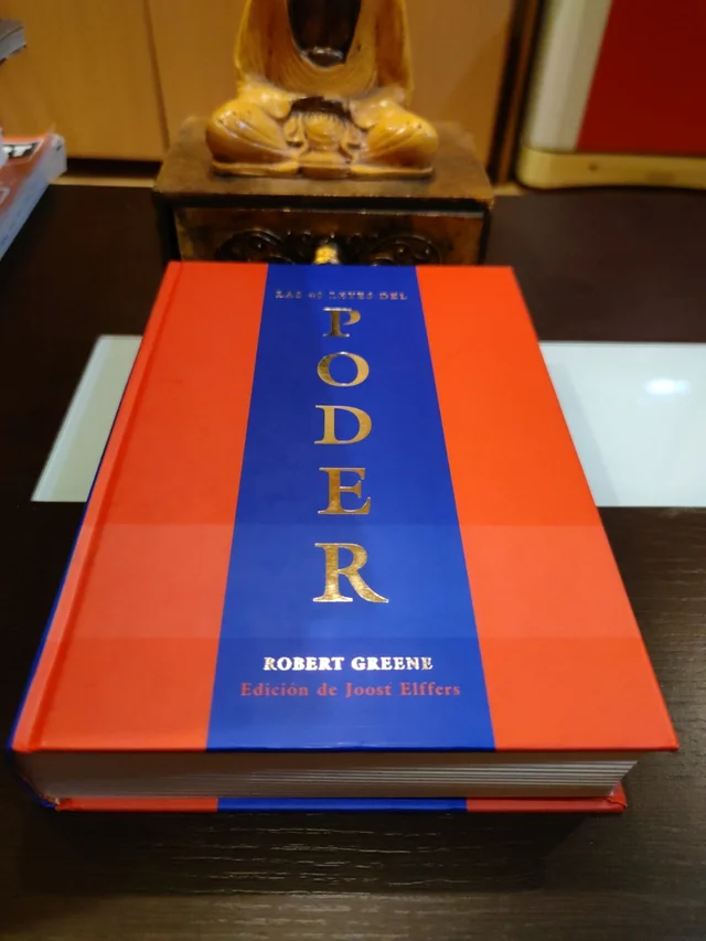 Este libro está prohibido en las cárceles. 

Este libro enseña a manipular a los demás.

He aquí 12 de las leyes más notables del libro " Las 48 leyes del poder ".
