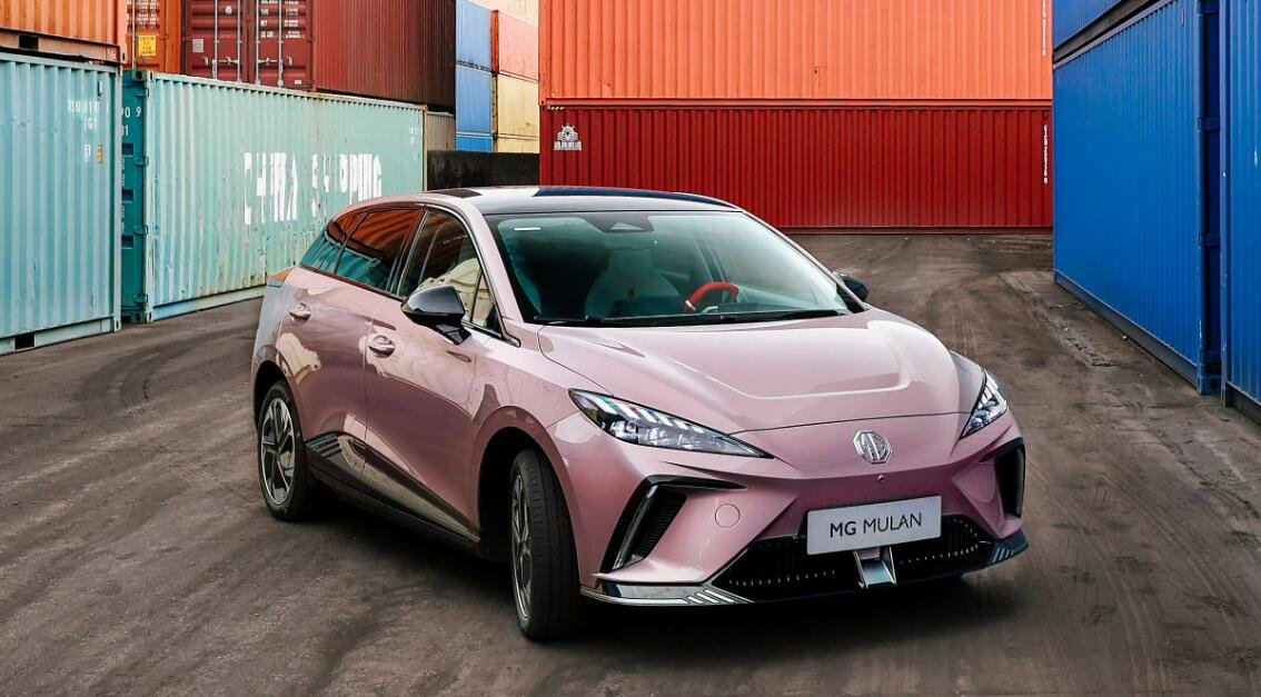 GuilleAlfonsin's tweet photo. "Pero es que Volkswagen vende el ID.3 en China a mitad del precio de aquí, ¿No es eso también hacer dumping? ¿no estamos subvencionando desde Europa sus ventas en China?"

Me lo habéis comentado varias veces, y creo que hay que dar luz a este tema, porque es un mensaje lanzado al aire y... la realidad no es lo que parece. De hecho, tiene un TREMENDO truco.

Vamos con ello.

Para empezar, Volkswagen no vende el mismo ID3 en China que en Europa. El ID3 chino lo fabrica... SAIC, la protagonista del hilo de "que vienen los chinos" de ayer. SAIC, compañía estatal china y dueña de MG, lleva años siendo el partner de Volkswagen para fabricar localmente productos en China para China.

Allá por el año 2019, Volkswagen se sentó con SAIC para plantear el proyecto para fabricar el ID3 en China. SAIC recibió los planos del proyecto.

Tras compartir ese conocimiento, SAIC desarrolló su propia plataforma modular eléctrica y... El MG4, que ya cuando lo probamos nos sorprendió por compartir tanto diseño con la base MEB de Volkswagen, como conté en el vídeo en su momento.

https://t.co/4DuUHhUFho

Nada es casualidad, todo es causalidad: En SAIC tomaron todo lo visto en el ID3 para crear su propio ID3.

Estas cosas suelen pasar con SAIC, y de hecho las hemos vivido en casos anteriores como las cajas de doble embrague, las plataformas de otros modelos de MG y la estructura de motores.

Dicho esto, en Junio de 2021 Volkswagen recibió la luz verde para firmar y confirmar con SAIC la producción del ID3 para China.

El ID3 chino lo fabrica, por tanto, SAIC. SAIC la compañía estatal que ayer os citaba en el hilo por su 2,4% de margen operativo.

https://t.co/1wdDfx0sLc

El ID3 chino cuesta, al cambio de hoy y puesto en tus manos, 16.210€. El ID3 europeo arranca en 41.320€. Pero... es que no son comparables. 👇

Gracias a la peculiar situación financiera de SAIC y su estructura de propiedad, el coste de producción y de amortización del ID3 chino es muy inferior a la producción del ID3 europeo.

Sólo aquí tenéis la primera parte de la diferencia de precio, relacionada con el coste productivo, de suministro de componentes y de amortización.

Luego viene el segundo factor clave: Los componentes. El ID3 europeo se vende con una batería fabricada en Europa con 58kWh netos y un motor de 150kW. En cambio, el ID3 chino emplea el motor eléctrico del MG4, con 125kW, mientras la batería es de 57kWh brutos de los que sólo 53kWh son netos utilizables.

Estas dos diferencias (capacidad de batería y motorización) son el segundo factor de ahorro de coste productivo.

Y luego está el tercer factor, el más relevante: El China, el ID3 no paga impuestos. Ni de matriculación ni un equivalente de IVA (https://t.co/9txEvtVQAw).

En España, el ID3 sin IVA se queda en 35.207€, por lo que sólo aquí tenéis ya 6.000€ de salto de precio justificado.

La combinación de todos estos factores:

- Coste de producción reducido
- Batería y motorización más económicas
- Fabricado por SAIC, que opera con un objetivo de margen industrial del 2,5%, incentivado internamente por el gobierno chino, permitiendo un margen que es inferior al precio del dinero
- Ausencia de impuesto de valor añadido

Hace que no se pueda comparar "igual por igual" el precio de ambos coches que, para más INRI, tampoco es que sean precisamente iguales, a pesar de compartir nombre, diseño y marca.

Curiosamente, si Volkswagen no hubiese decidido vender el ID3 en China fabricándolo con SAIC... ¿tendría SAIC su MG4? ¿podría venderlo al precio al que lo hace si hubiese tenido que costear toda su ingeniería? Son cuestiones abiertas opinables, pero para mí, desde el conocimiento de un ex-ingeniero de producción, me queda la sensación de que sin ID3 "made in China" el MG4 habría tardado unos años más en desarrollarse al completo y a un coste mayor, por lo que tampoco tendría el precio en Europa que tiene.

Pero, por otro lado, seamos sinceros, tampoco es que el MG4 sea el principal problema o riesgo en el mercado europeo para las marcas locales: MG va a vender 60.000 coches este año de este modelo. Se van a vender más MG ZS este año, por citar un ejemplo, o Formentores de Cupra, por citar otro.

El problema, ya lo comentábamos ayer en el hilo, es estratégico y geopolítico de cara a la evolución de la parte más baja del mercado.