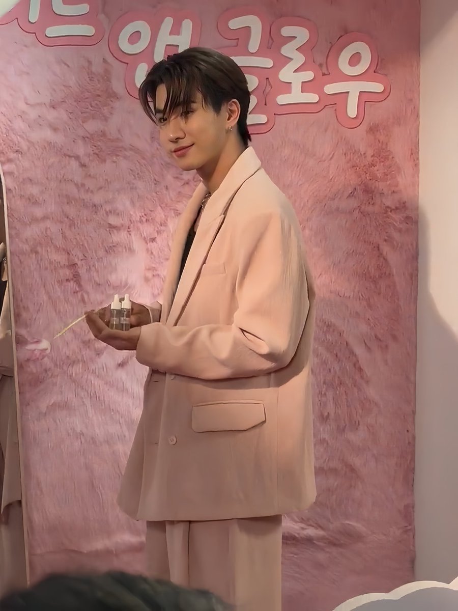 Chueppe20's tweet photo. Pink Prince 💖
#EucerinxMchoice2023
#PerthppexEucerin #perthppe
#MintMagTH https://t.co/IXrxbr0Jbe