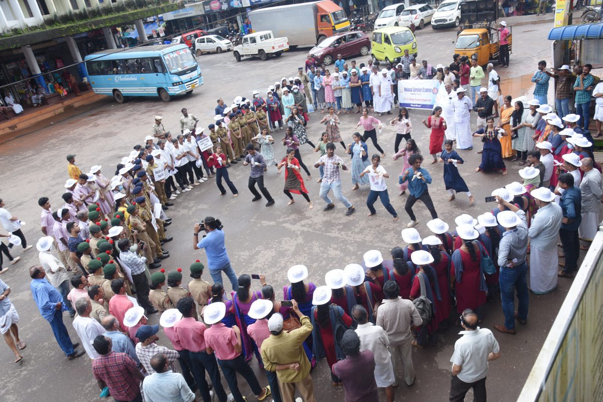 kannur_sbm's tweet photo. #IndianSwachhataLeague 2.0  Campaign activities  #kannur Swachhata pledge flash mob, Rally in #Sreekandapuram Municipality
#YouthVsGarbage
#SwachhSurvekshan2023
#ISLKannur
@MissionSuchitwa
#SuchitwaMission #Kerala 
#ശുചിത്വമിഷൻ #കണ്ണൂർ 
#ISL2.0
@SwachhBharatGov
#GreenProtocol https://t.co/duSFEuJtuF