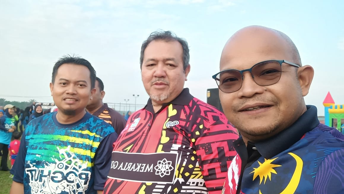 Haidir_Haron's tweet photo. Minggu yang penuh sibuk...menjalankan tanggung jawab amanah berkhidmat kepada rakyat...tidak mengira masa walaupun cuti hujung minggu. https://t.co/kRldL8iaIy