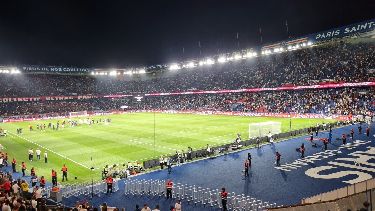 RobinSteven12's tweet image. Bonne soirée malgré la défaite 😌

#ICICESTPARIS 🔴🔵
#PARCDESPRINCES
#PARISSAINTGERMAIN