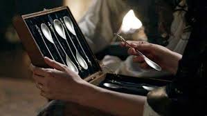 VanesaRegaladoV's tweet photo. Lo que os cuento en este 🧵 quizás os sorprenda.

En la serie Outlander (E.5, T.2) el prota regala a la prota, que está embarazada, un juego de cucharas.

Las cucharas de los apóstoles, las llama. Un regalo tradicional de bautismo.

Acompáñame para conocer este curioso objeto🫴🏽 https://t.co/or0GosJ8iA