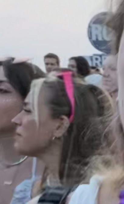 STO CERCANDO QUESTA PERSONA DAL 23 LUGLIO VI SCONGIURO, ERAVAMO PRATICAMENTE IN FONDO NELLA GREEN ZONE 

sono quella con il top violetto tipo con le pallettes e la collana a fiori, ti prego PALESATI