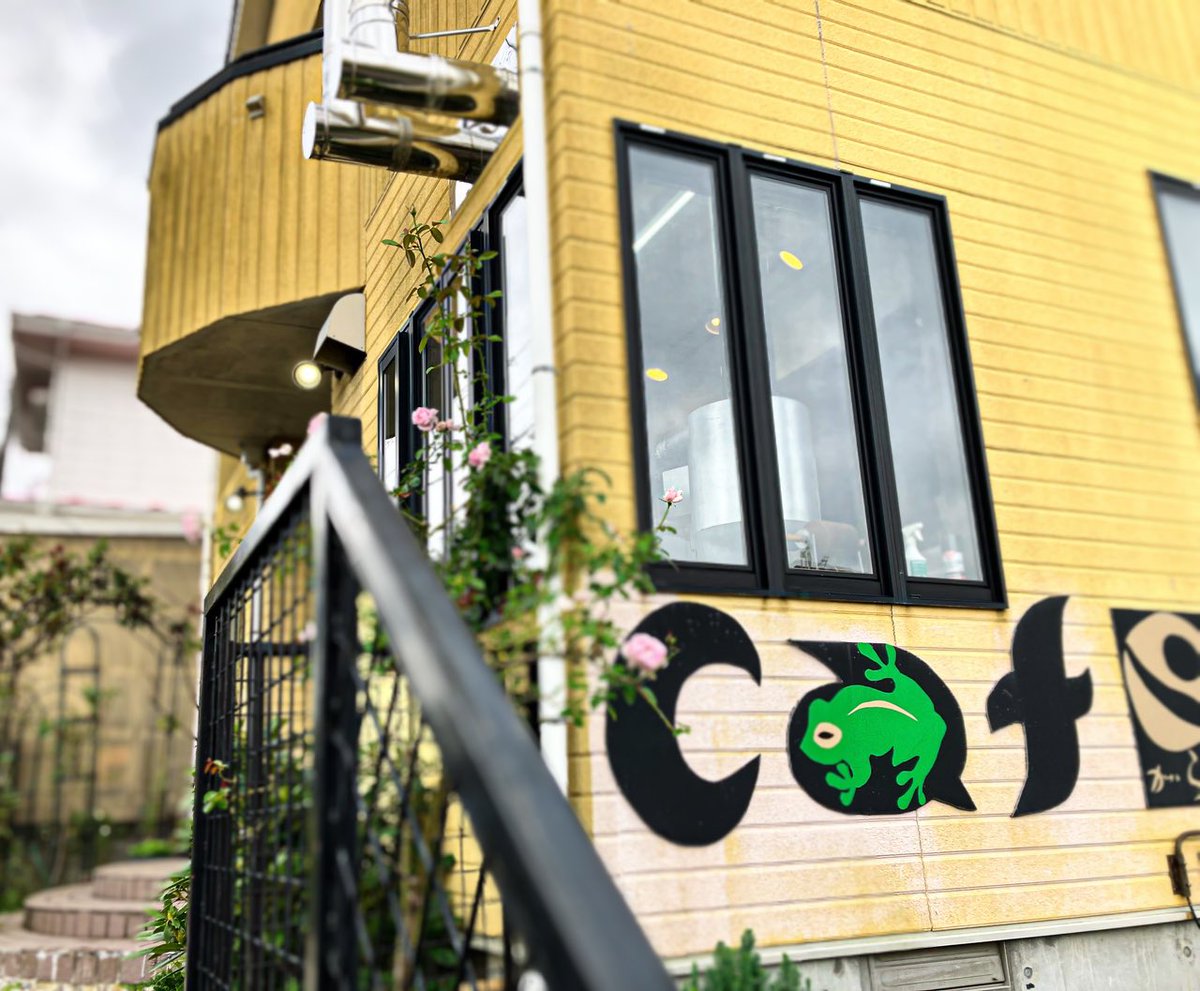 OHNUMA'S COFFEE
璃の香パイ

大沼ズさんお得意の鮮烈な酸を味わうスイーツ
お口いっぱいに広がるレモン感と素朴な甘さのパイ地がベストマッチ☆
ちょいとパイが硬くて其泉のお皿にナイフで傷入れやしないかﾋﾔﾋﾔしながらいただきましたが美味しかったです♪♪
こだわりのネルドリップ珈琲と一緒に