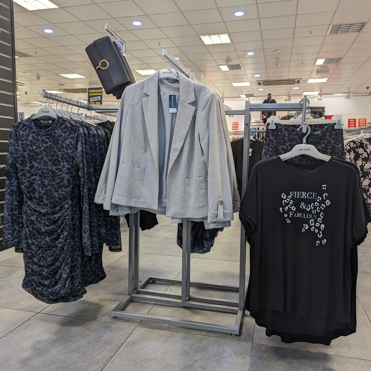 AlhambraCentre's tweet image. Visit @SelectFashion in the Alhambra today; their new Autumn range is here! 🍂

Are you a fan of animal print? Our store is the ONLY ONE IN YORKSHIRE with stock of these stunning pieces! ✨

#SlayInSelect #SelectStyle #AutumnFashion #WomensFashion