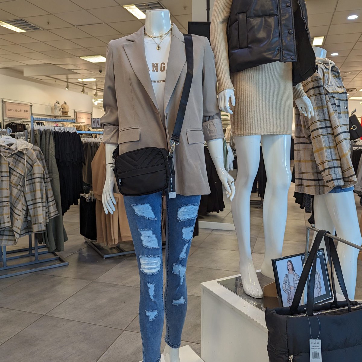 AlhambraCentre's tweet image. Visit @SelectFashion in the Alhambra today; their new Autumn range is here! 🍂

Are you a fan of animal print? Our store is the ONLY ONE IN YORKSHIRE with stock of these stunning pieces! ✨

#SlayInSelect #SelectStyle #AutumnFashion #WomensFashion