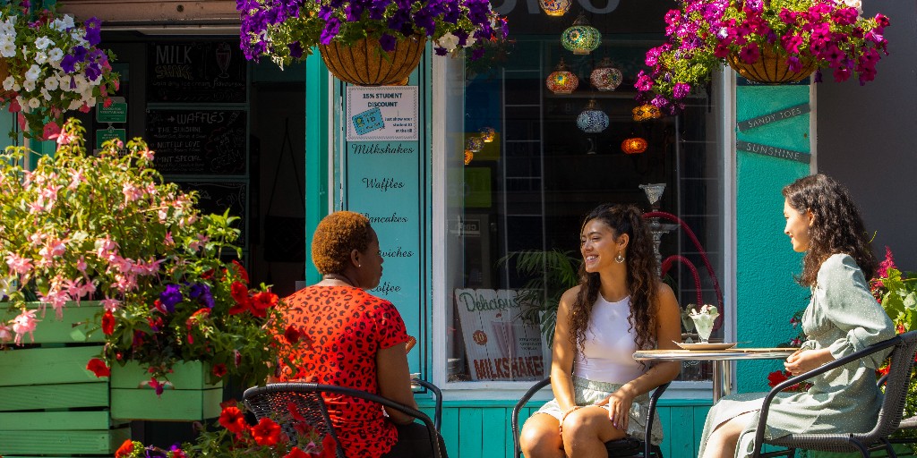 Scotland's tweet image. With open green spaces, great cafes, bars and restaurants, Stirling is a vibrant place to study. 

It's a beautiful city combining cosmopolitan city life surrounded by stunning countryside. What more could you want? 💚  

#ScotlandIsNow #Stirling #StudyInScotland

📸 @StirUni