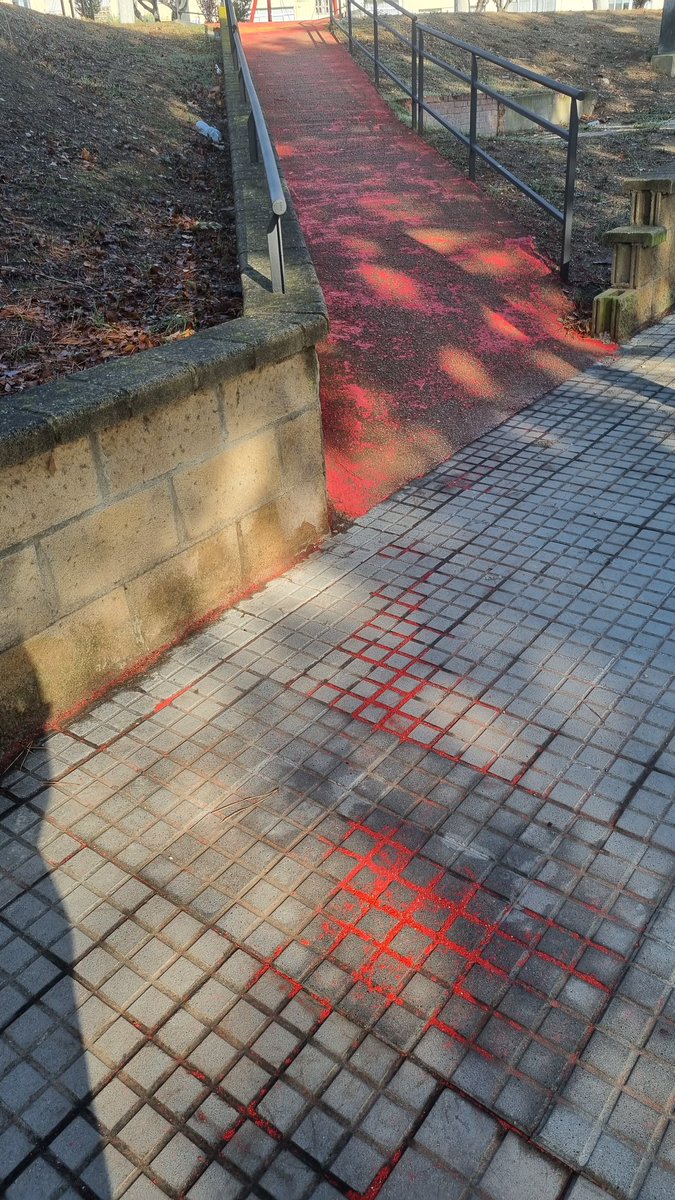 JaviTheLoup's tweet photo. @santsadurni_cat 
La pintura de esta rampa no aguantó la lluvia en barri Vilarnau. Habria que reclamar a la empresa encargada de este servicio que el material usado es deficiente. https://t.co/wdjLMwENRH