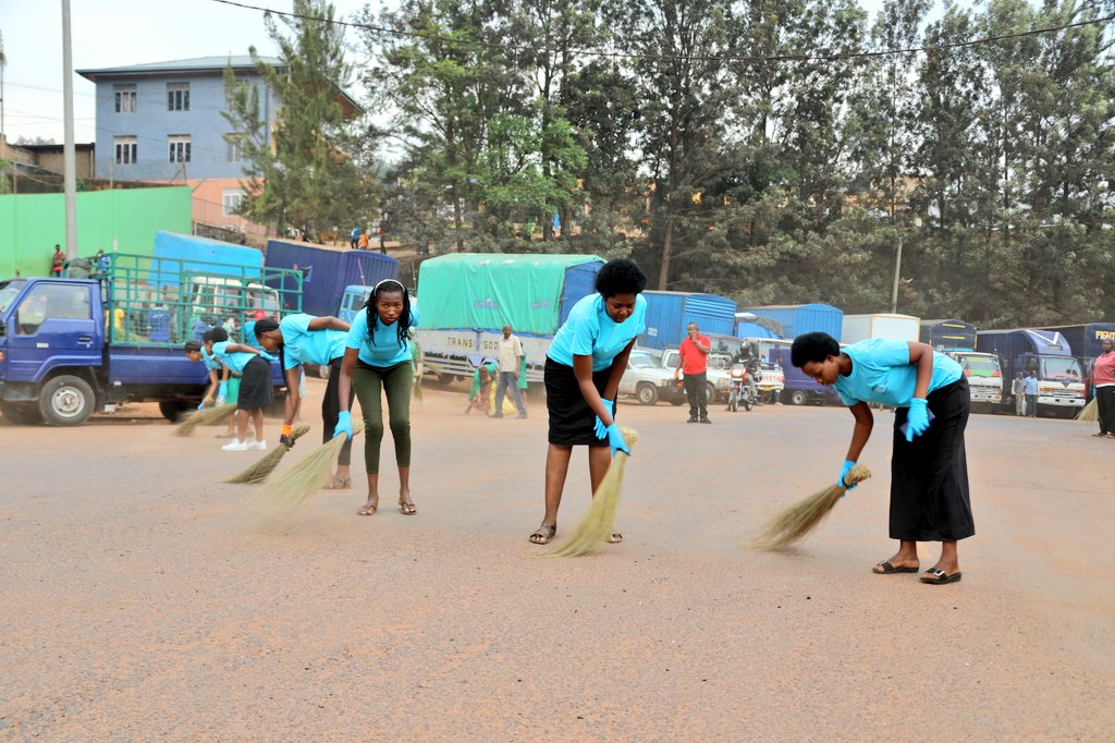Mu rwego rwo kwizihiza  umunsi mpuzamahanga wo gusukura isi , abaturage ba <a href="/GikondoS/">Gikondo Sector</a> na <a href="/GatengaSector/">GATENGA SECTOR</a> bifatanije n'Umuyobozi w'Umujyi wa Kigali wungirije ushinzwe imibereho myiza n'iterambere ry'ubukungu <a href="/Urujeni1/">UrujeniMartine</a>  na #DEA @amutsinzi1515 mu muganda w'isuku . (1).