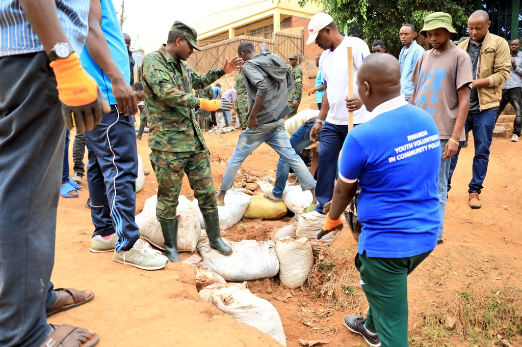 Uyu muganda wanitabiriwe n'inzego z'umutekano urimo kubera ahazwi nka "MAGERWA". Bakaba barimo:

➡️Gutoragura imyanda;

➡️Gukubura;
➡️ Gusibura inzira z'amazi.(2)